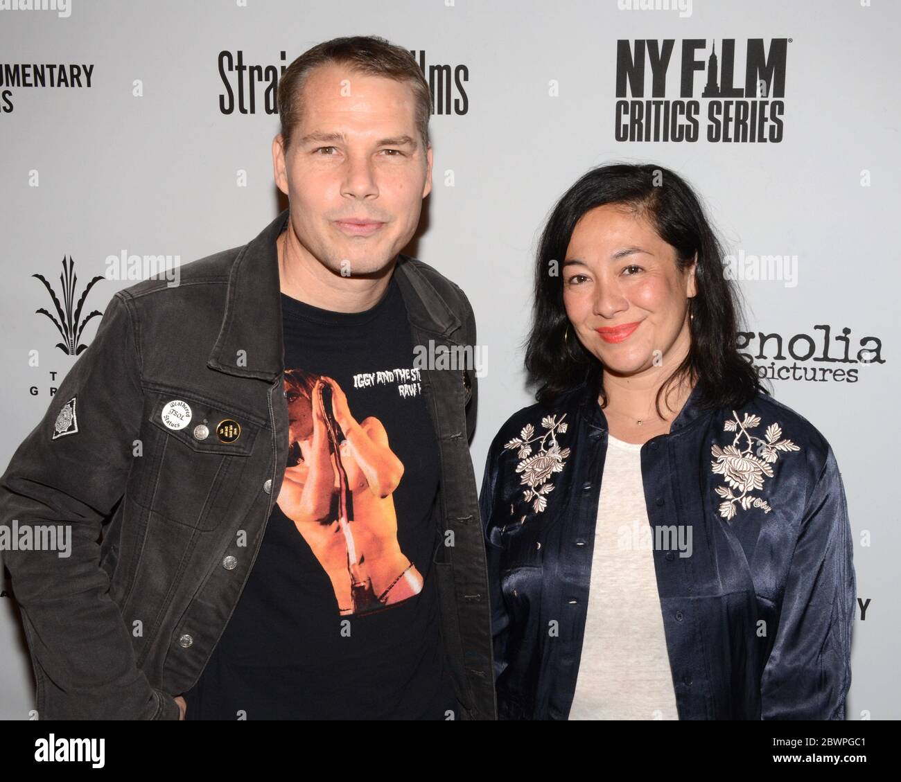 5. April 2017, Los Angeles, Kalifornien, USA: Shepard Fairey und Amanda Fairey kommen zur Premiere von 'SHOT! Das Psycho-Spirituelle Mantra des Rock' fand am 5. April 2017 in den Pacific Theatres in Los Angeles, Kalifornien, im Grove statt. (Bild: © Billy Bennight/ZUMA Wire) Stockfoto