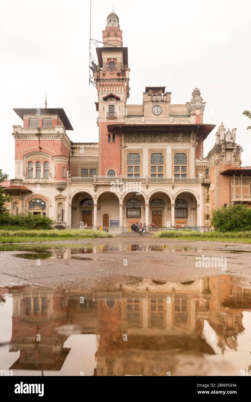 Catavento Museum mit Reflexion über Pfütze, in São Paulo Stockfoto