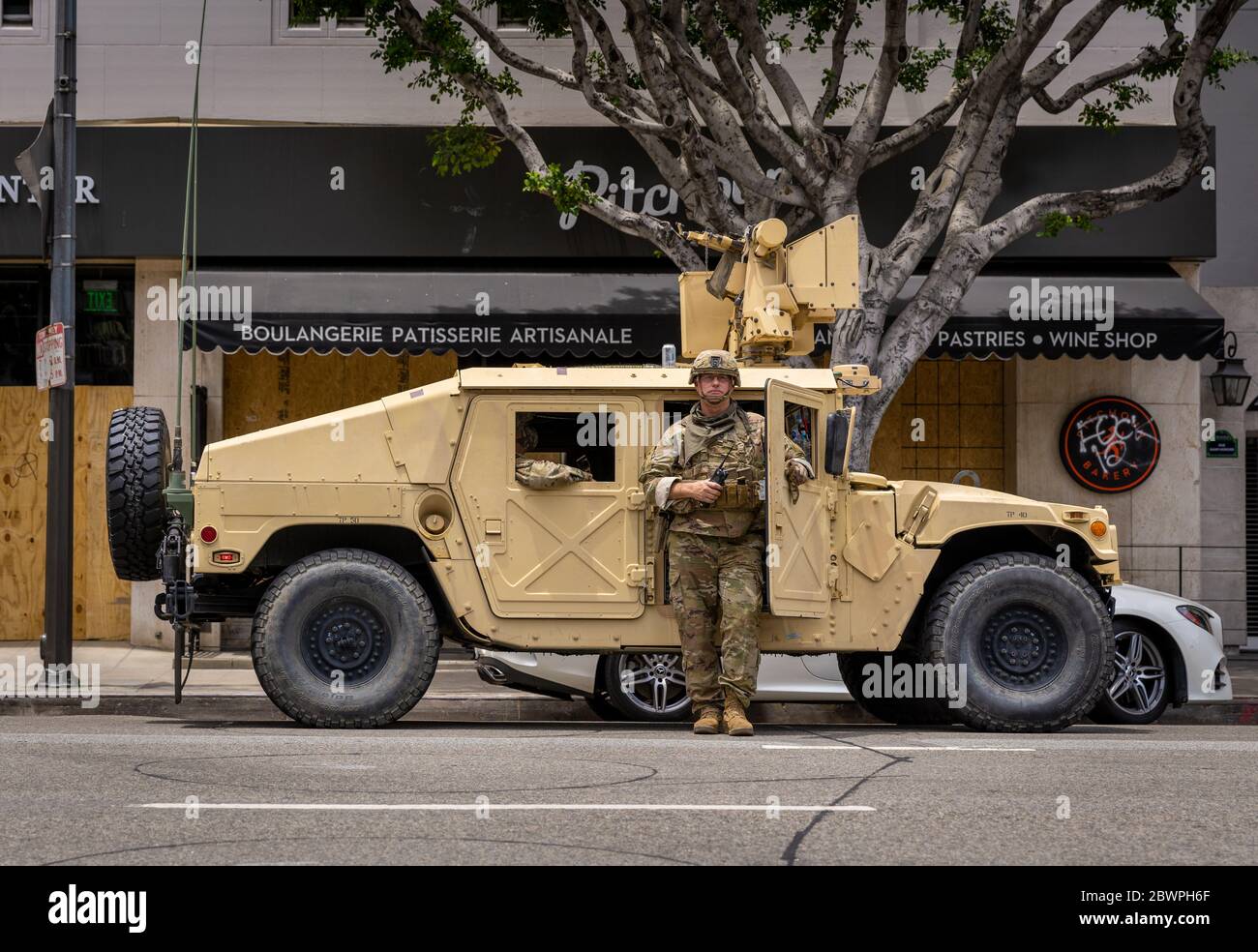 Los Angeles, USA. Juni 2020. Soldat der Nationalgarde vor dem Restaurant in der Olive Street, gegenüber dem Pershing Square, Downtown, während in der Nähe Demonstranten zu Ehren des George Floyd march protestieren. Kredit: Jim Newberry/Alamy Live News. Stockfoto