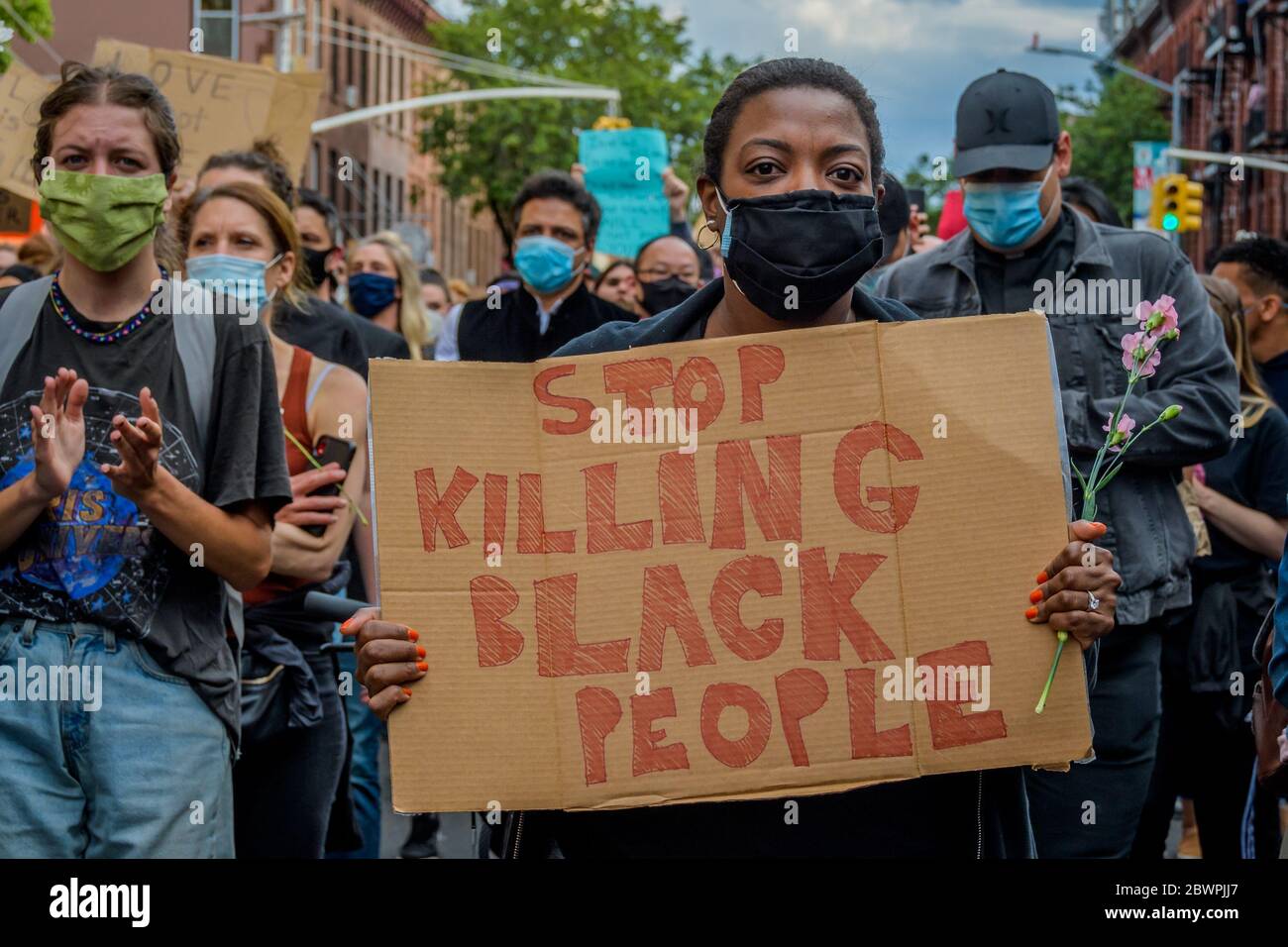 USA. Juni 2020. Ein Teilnehmer, der ein Stop Killing Black People hält, unterzeichnet den Protest. Tausende Demonstranten füllten am 2. Juni 2020 die Straßen von Brooklyn in einem massiven marsch, um Gerechtigkeit für George Floyd zu fordern, der von Officer Derek Chauvin getötet wurde, und um einen lauten Ruf nach der Entfinanzierung der Polizei zu machen. (Foto: Erik McGregor/Sipa USA) Quelle: SIPA USA/Alamy Live News Stockfoto