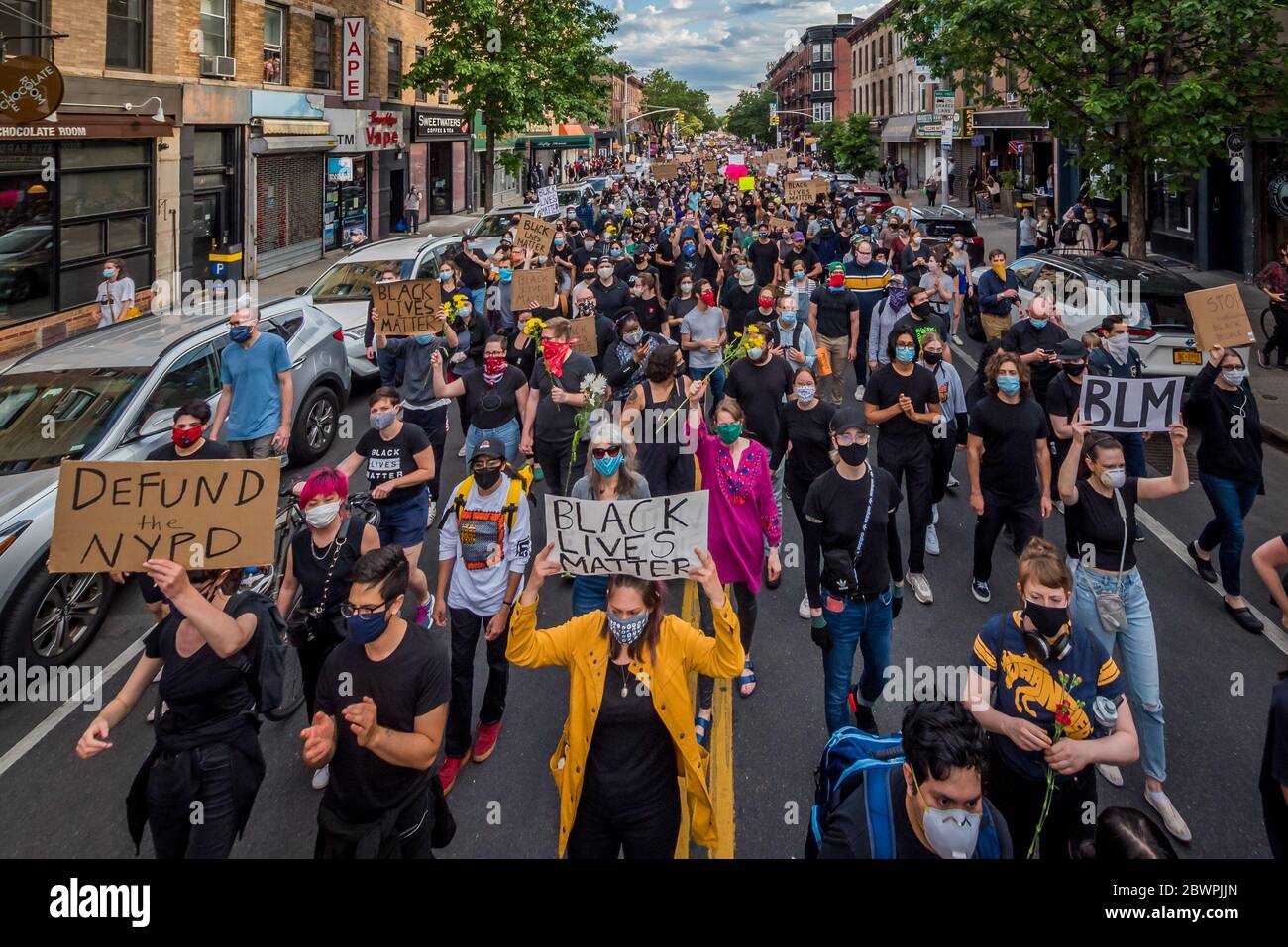 USA. Juni 2020. Die riesige Menge von Demonstranten marschiert die Fifth Avenue in Brooklyn hinunter. Tausende Demonstranten füllten am 2. Juni 2020 die Straßen von Brooklyn in einem massiven marsch, um Gerechtigkeit für George Floyd zu fordern, der von Officer Derek Chauvin getötet wurde, und um einen lauten Ruf nach der Entfinanzierung der Polizei zu machen. (Foto: Erik McGregor/Sipa USA) Quelle: SIPA USA/Alamy Live News Stockfoto