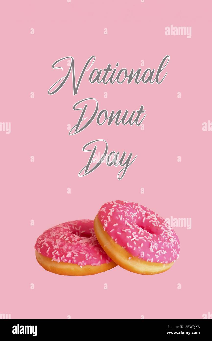 Poster mit dem Text nationaler Donut-Tag. Zwei rosa glasierte Donuts auf rosa Hintergrund. Kopierbereich. Konzept des Donut-Tages. Gebäck. Hintergrund, Poster Stockfoto