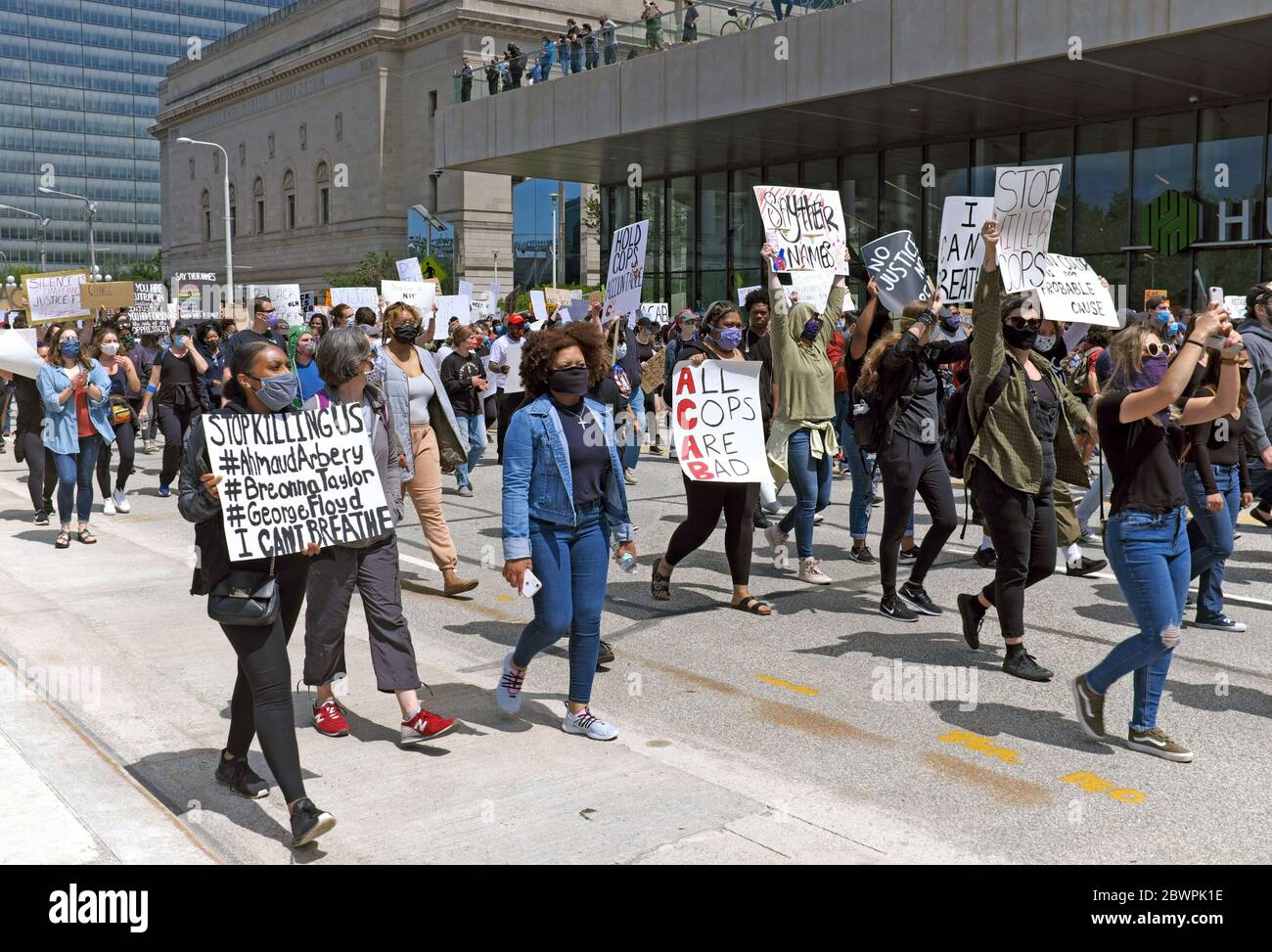 Black Lives Matter Demonstranten marschieren die Lakeside Avenue in der Innenstadt von Cleveland, Ohio, USA hinunter und stellen sich gegen die Ermordung schwarzer Menschen in den USA durch die Polizei. Der friedliche marsch verwandelte sich schließlich in das, was die Stadt als Aufruhr bezeichnete, was dazu führte, dass die Innenstadt für fast eine Woche gesperrt wurde. Stockfoto
