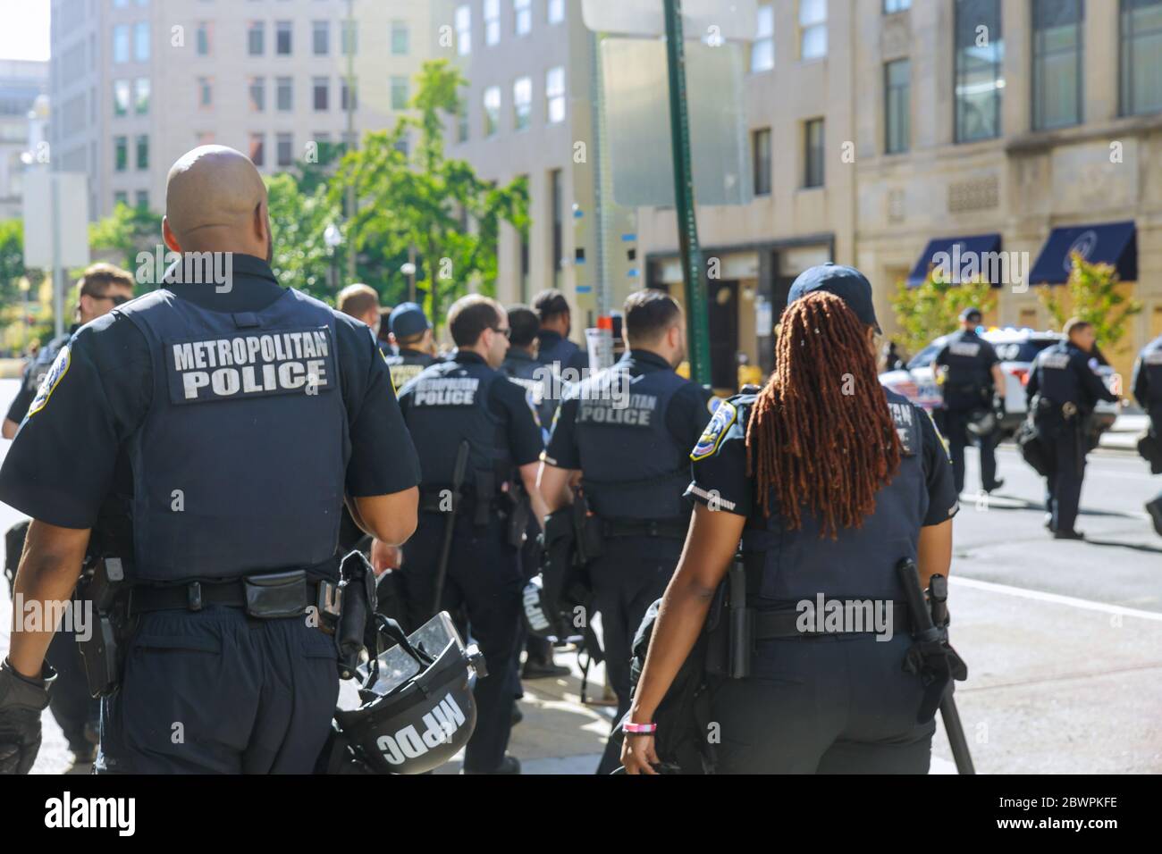 WASHINGTON D.C., USA - 31. MAI 2020: Die Metropolitan Police des Distrikts Columbia blockiert die Straße zum Weißen Haus während der Proteste gegen den Tod von George Floyd in Washington D.C. Stockfoto