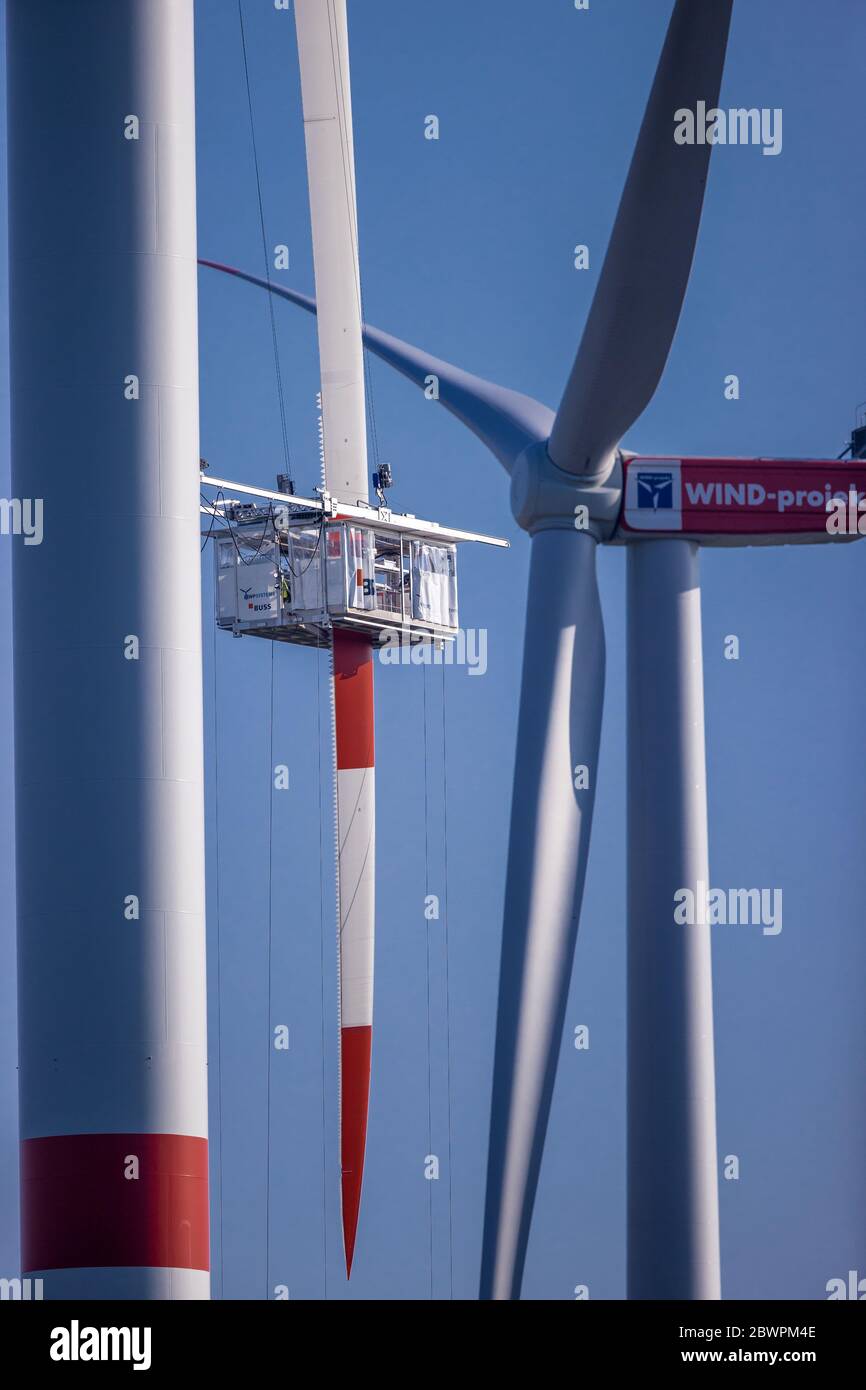 Dummerstorf, Deutschland. Mai 2020. Spezialisten warten ein Rotorblatt aus einem Maschinenhaus an einer Windenergieanlage des Betreibers Wind-Projekt. Die Nordex-Turbinen wurden 2018 errichtet und haben einen Rotordurchmesser von 131 Metern. Quelle: Jens Büttner/dpa-Zentralbild/dpa/Alamy Live News Stockfoto