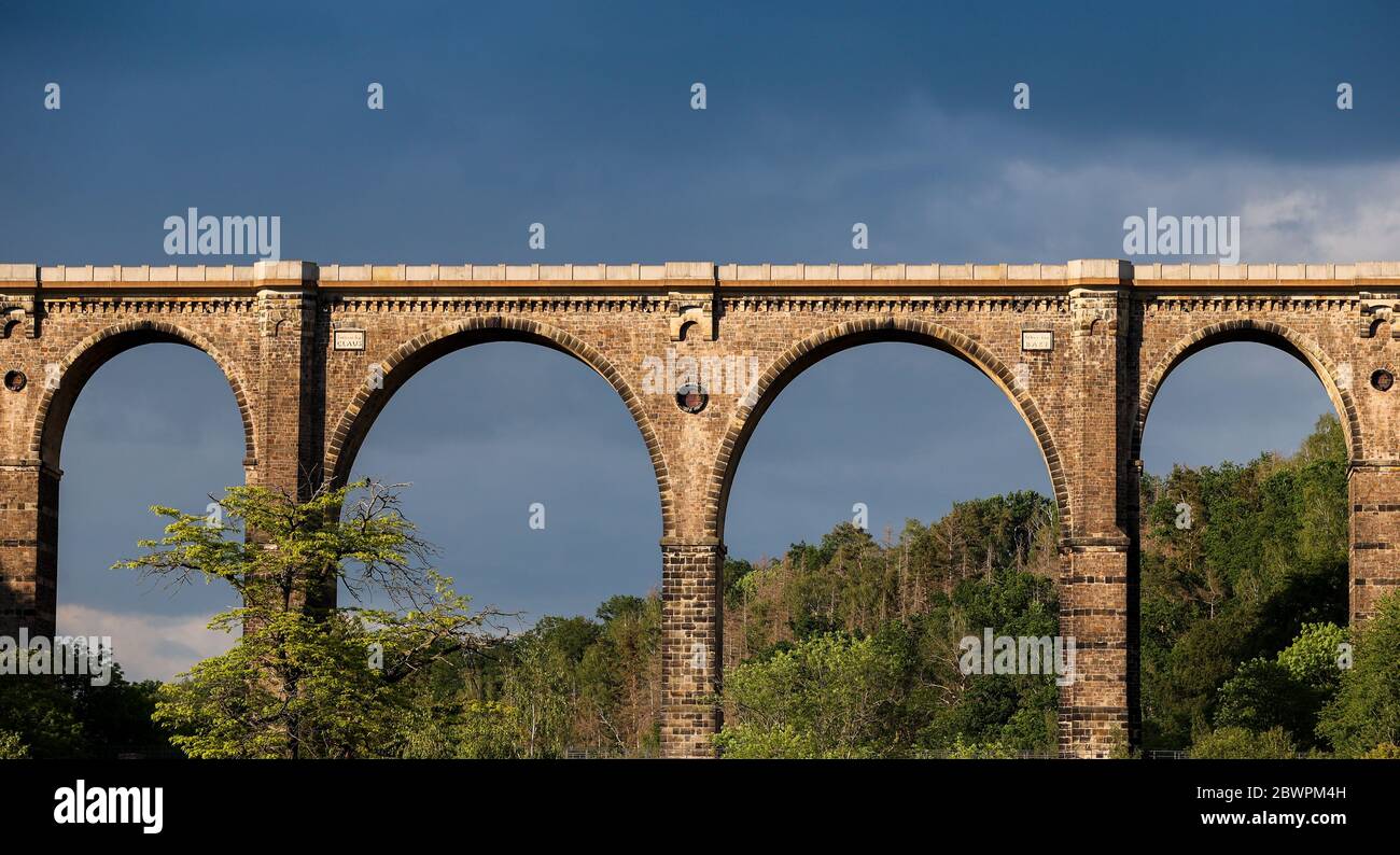 02. Juni 2020, Sachsen, Göhren: Mit dem Göhren Viadukt überquert die Eisenbahnlinie Leipzig-Chemnitz die Zwickauer Mulde. Die ursprünglich 512 Meter lange und 68 Meter hohe Eisenbahnbrücke ist das drittgrößte dieser Bauten in Sachsen. Auf der einzigen leicht elektrifizierten Strecke zwischen Leipzig und Chemnitz verkehren seit Jahren nur Regionalzüge. Die geplante Verlängerung der Strecke wird frühestens 2025 beginnen. Bei günstigen Bedingungen könnte die Strecke drei Jahre später zweigleisig und elektrifiziert werden. Foto: Jan Woitas/dpa-Zentralbild/dpa Stockfoto