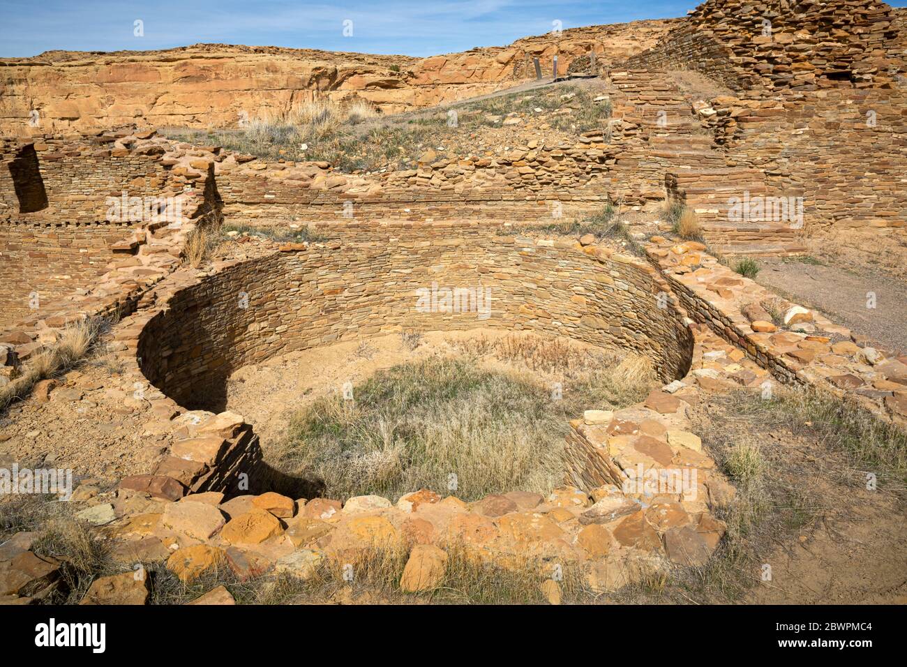 NEW MEXICO - EINE Kiva entlang des Weges durch die Casa Pueblo Del Arroyo Gemeindebruinen im Chaco Culture National Historical Park. Stockfoto