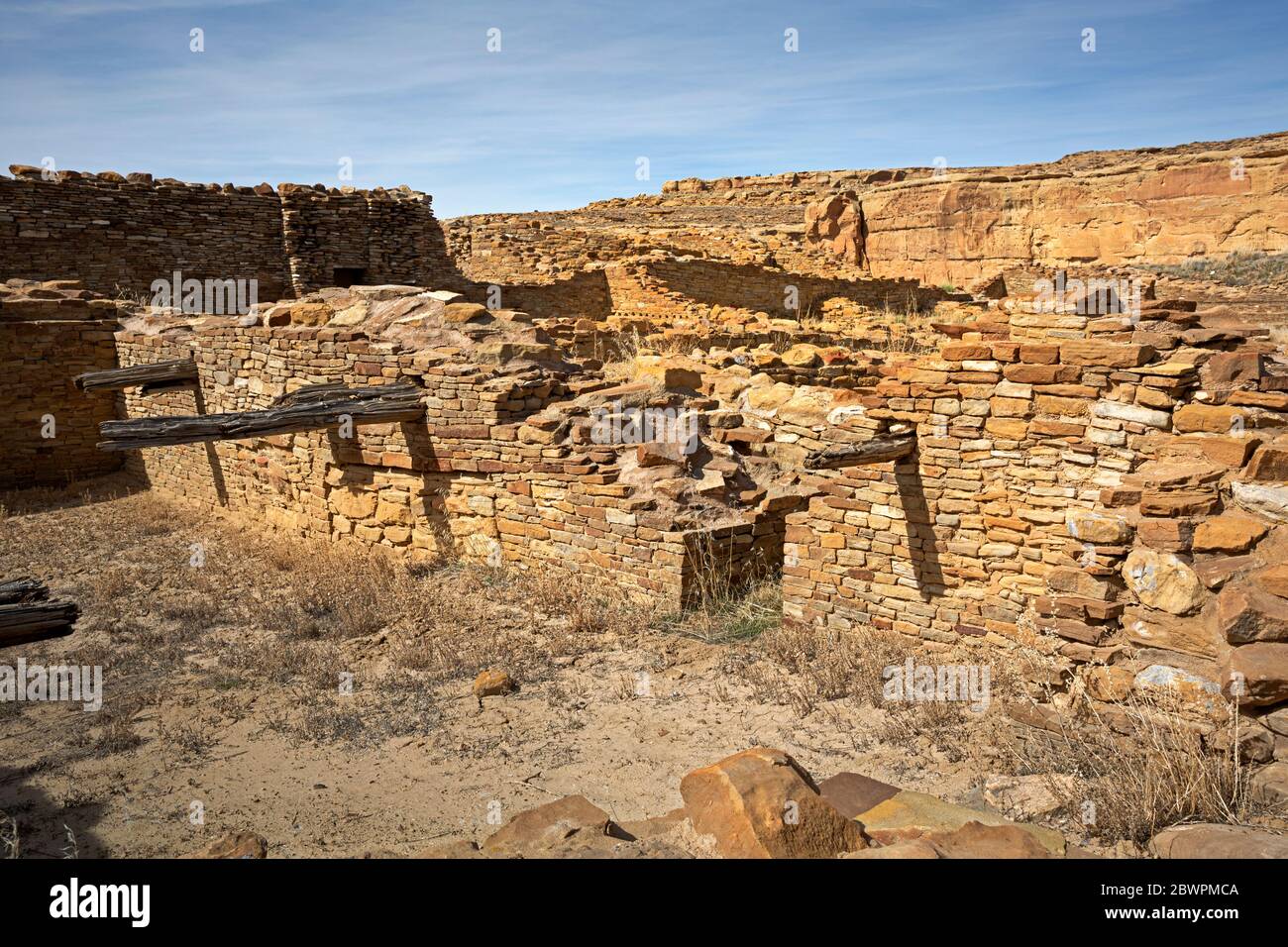 NM00393-00...NEW MEXICO - Antike Baumstämme, die als Bodenstützen in der Ruine Pueblo del Arroyo im Chaco Culture National Historical Park verwendet werden. Stockfoto
