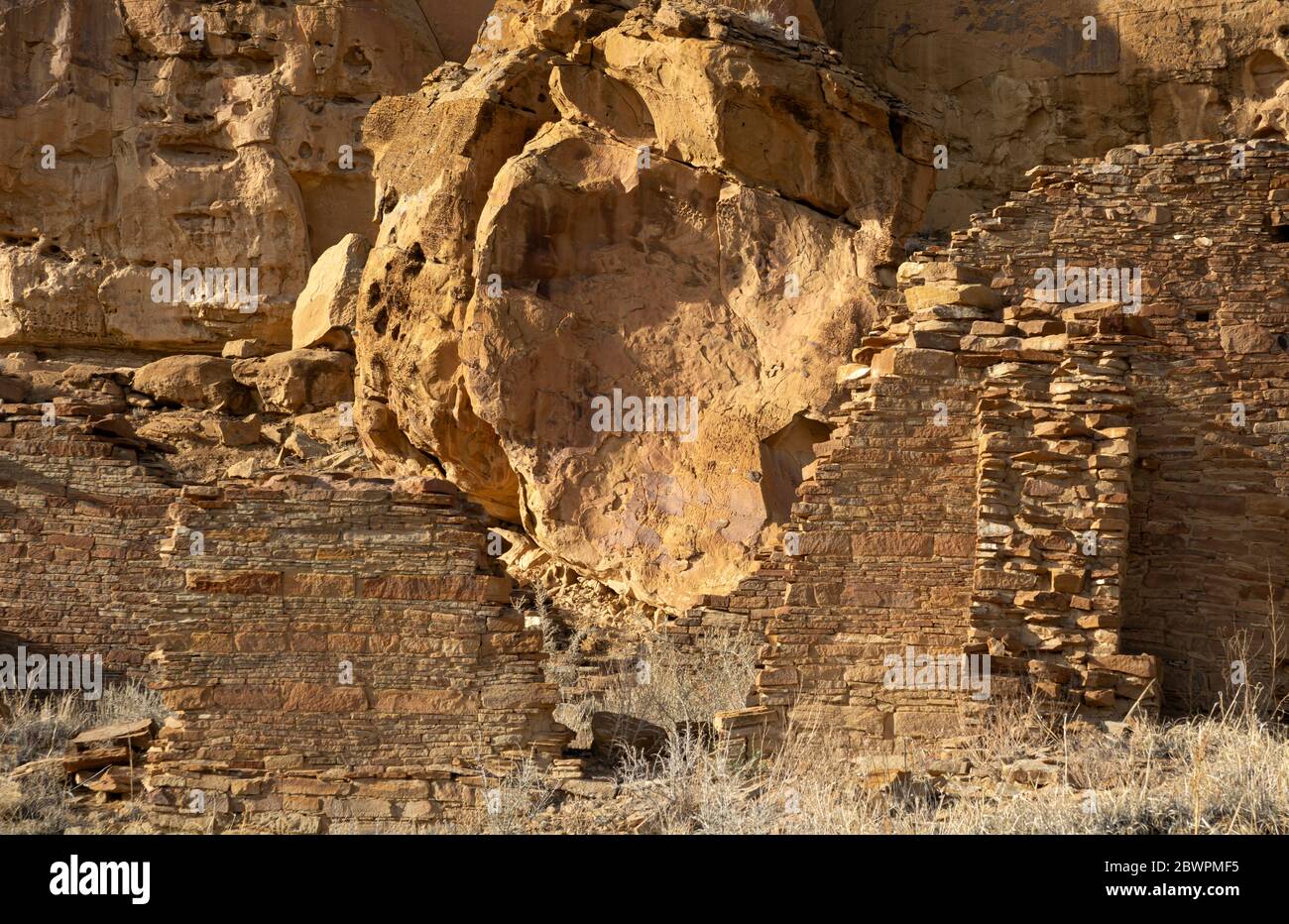 NM00409-00...NEW MEXICO - einige der wenigen noch verbliebenen Mauern des großen Hauses Wijiji, im Chaco Culture National Historical Park; Weltkulturerbe. Stockfoto