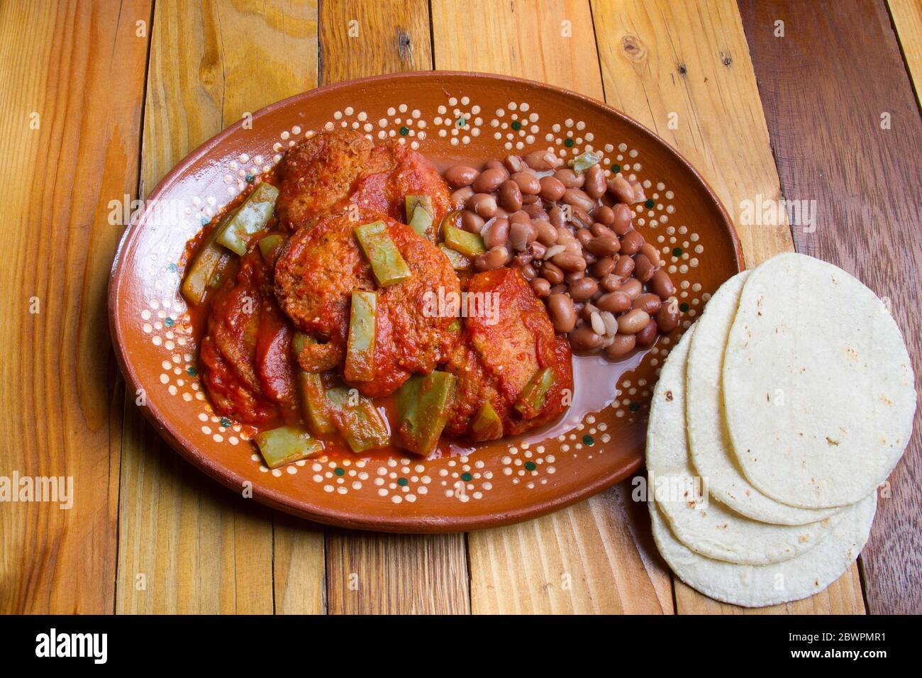 Traditionelle mexikanische Garnelen Tortitas mit Nopales Kaktus Stockfoto