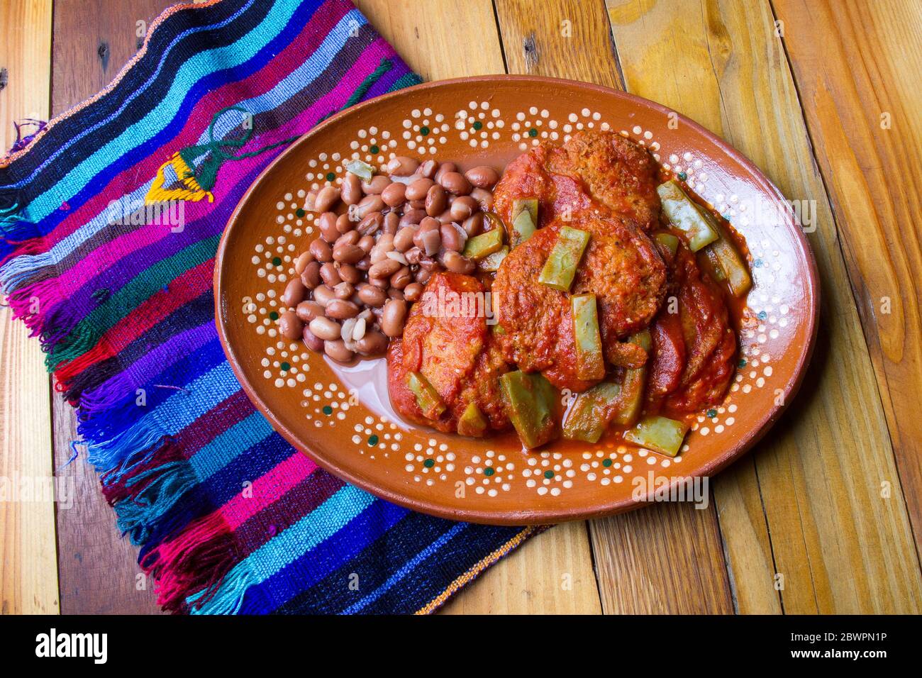 Authentische mexikanische Garnelen Tortitas mit Nopales Kaktus Stockfoto