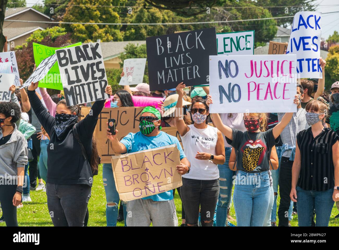 SEASIDE, KALIFORNIEN - 2. JUNI 2020: Demonstranten in Monterey County, Kalifornien, zeigen hausgemachte Schilder vor dem Rathaus von Seaside, während sie an der ersten Teilnahme teilnehmen Stockfoto