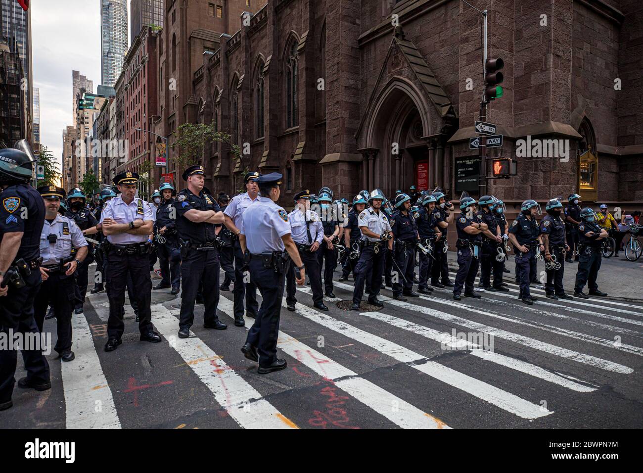 Mitglieder der Polizeiabteilung blockieren die Straße, während Demonstranten am 2. Juni 2020 vom Bryant Park zum Trump Tower gegen Polizeibrutalität und zugunsten der Black Lives Matter Movement in New York, NY, marschieren. Proteste finden im ganzen Land nach dem Tod von George Floyd statt, während in Polizeigewahrsam in Minneapolis von einem Zuschauer gefilmt wurde. Eine Ausgangssperre wurde heute um 20:00 Uhr in New York City festgelegt, nachdem die Ausgangssperre von gestern um 11:00 Uhr zum ersten Mal seit über siebzig Jahren eingestellt wurde. (Foto von Christopher Lazzaro/Alive Coverage/Sipa USA) Stockfoto