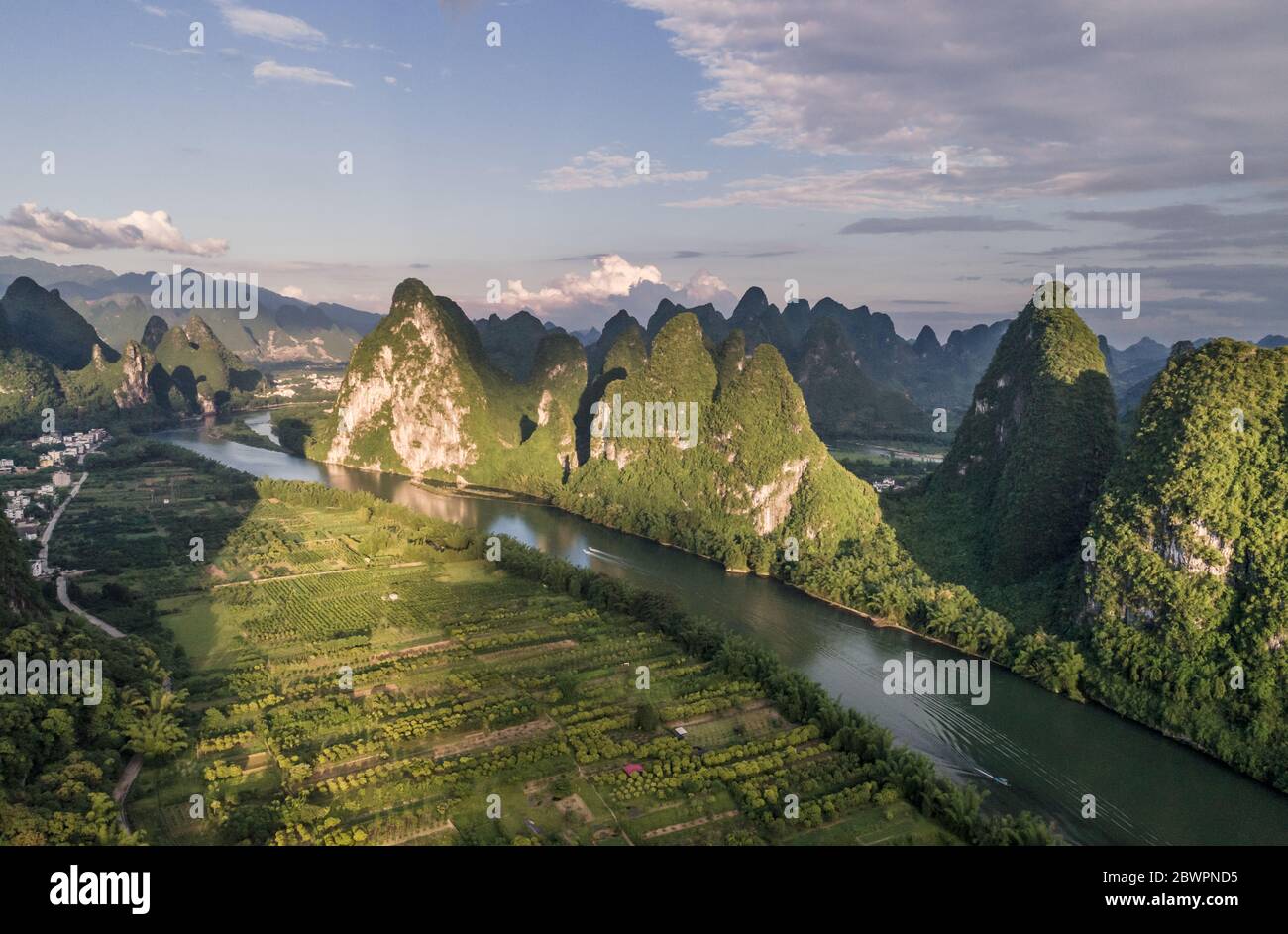 Blick auf den Li Fluss von einem Berggipfel in einem bewölkten Morgen, Guilin, China Stockfoto