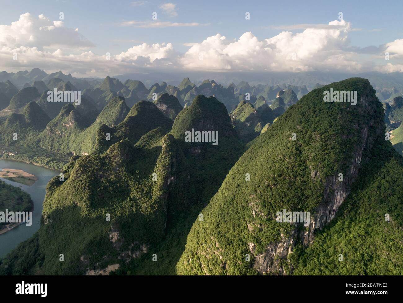 Blick auf den Li Fluss von einem Berggipfel in einem bewölkten Morgen, Guilin, China Stockfoto