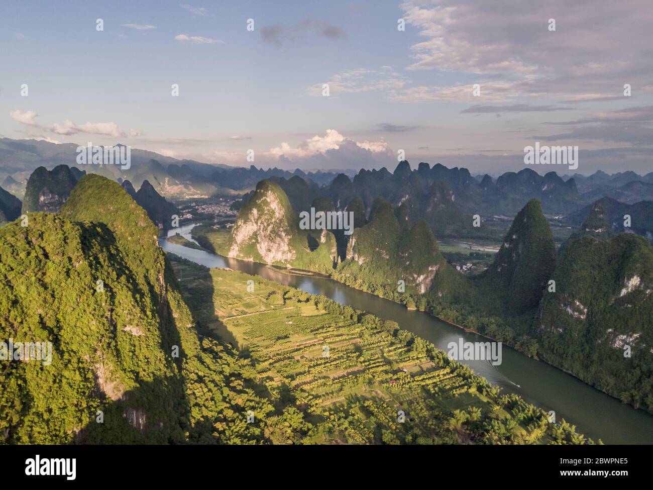 Blick auf den Li Fluss von einem Berggipfel in einem bewölkten Morgen, Guilin, China Stockfoto
