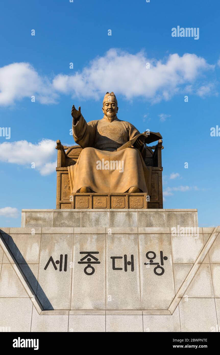 Gwanghwamun Square, Seoul, Südkorea - 27. Februar 2020: Große König Sejong Statue mit blauem Himmel Hintergrund Stockfoto