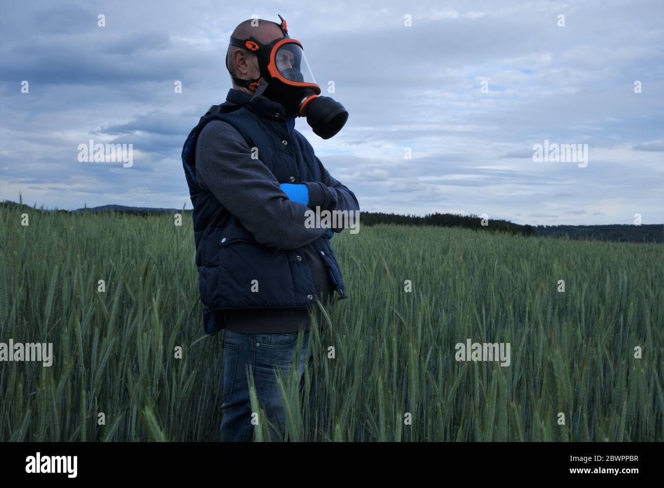 Allergische und Atemwegserkrankungen.Mann in einer Maske mit einem Filter im Feld.Frischluft. Ökologisches Konzept. Umweltverschmutzung. GVO Stockfoto