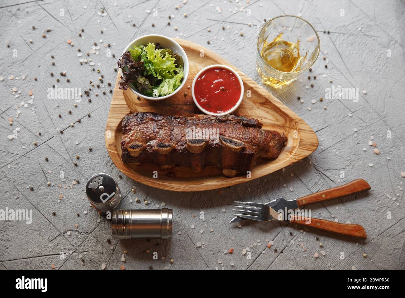 Gegrillte Schweinerippen auf einem Holzbrett. Stockfoto