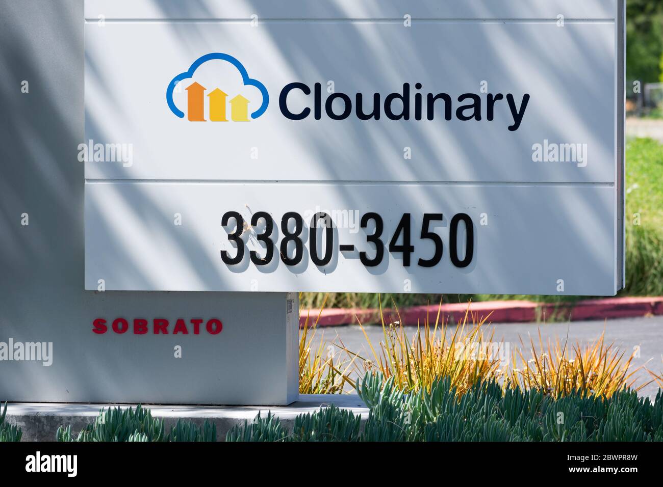 Cloudinary-Schild am Haupteingang. Cloudinary ist ein SaaS-Technologieunternehmen, das Cloud-basierte Bild- und Video-Management-Services für bereitstellt Stockfoto