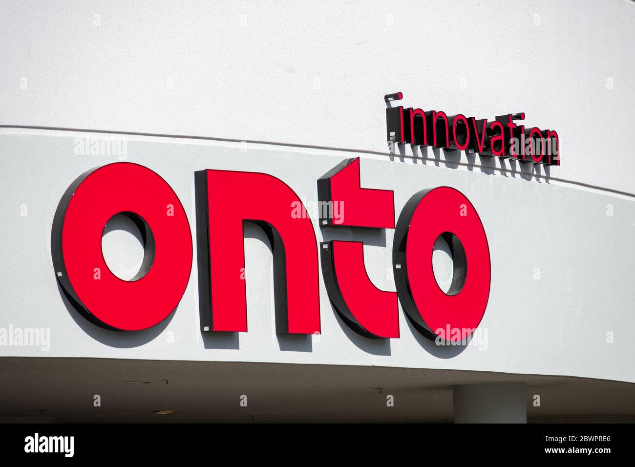 Auf das Innovation-Schild am Silicon Valley-Hauptsitz. Onto Innovation ist ein amerikanisches Halbleiterunternehmen - Milpitas, Kalifornien, USA - 2020 Stockfoto