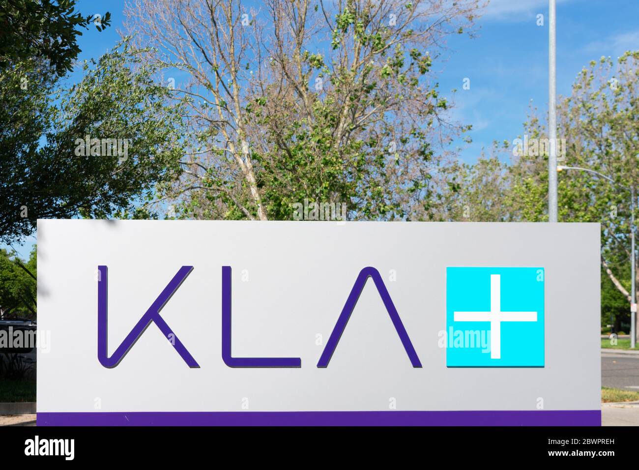 Kla unterzeichnen am Hauptsitz des Halbleiterherstellers - Milpitas, Kalifornien, USA - 2020 Stockfoto