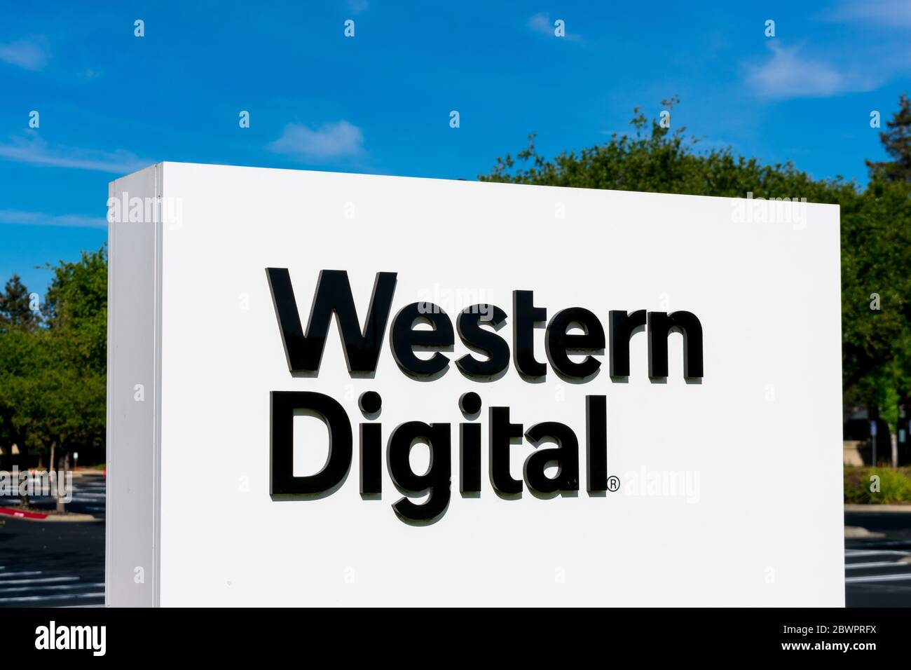 WESTERN Digital Zeichen am Firmensitz in Silicon Valley, High-Tech-Hub von San Francisco Bay Area - Milpitas, Kalifornien, USA - 2020 Stockfoto