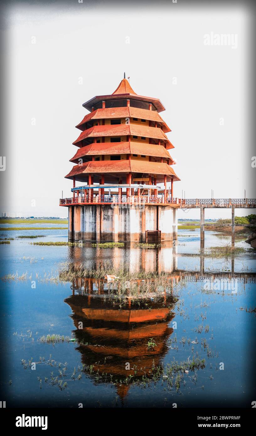 Der Damm Turm mit Reflexion Stockfoto