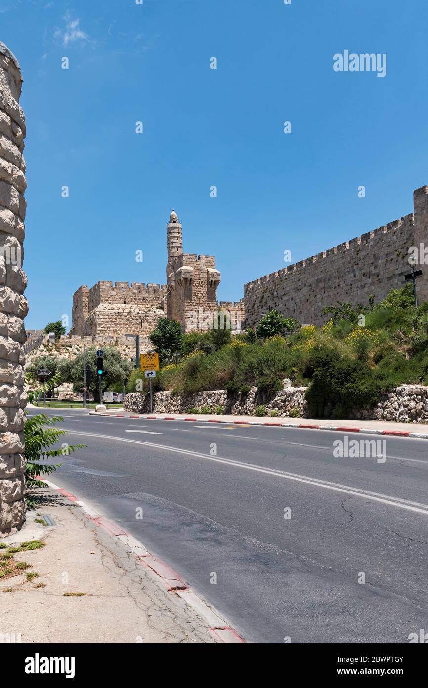 Der Turm Davids und die alten osmanischen Mauern der Altstadt von jerusalem stehen neben einer leeren Straße während der Zeit des Covid-19 Stockfoto