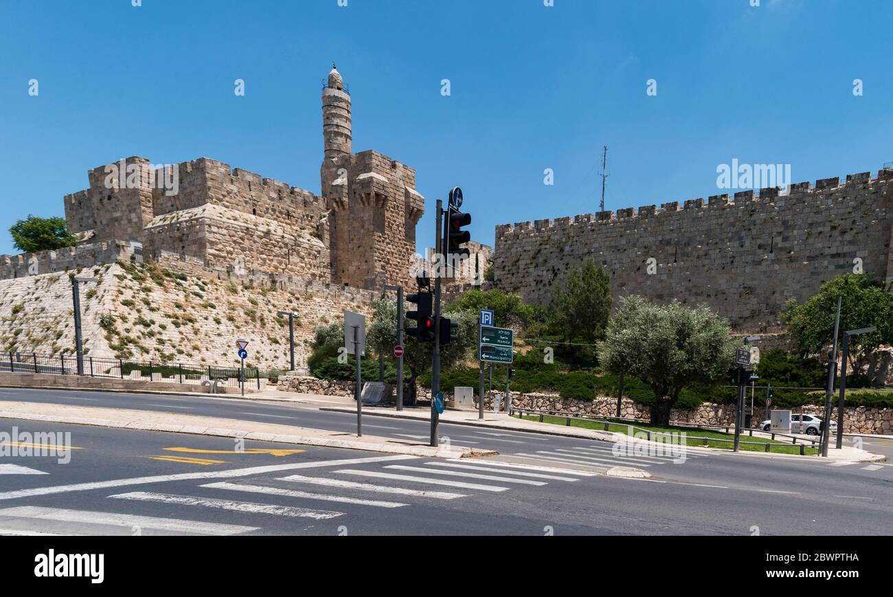 Der Turm Davids und die alten osmanischen Mauern der Altstadt von jerusalem stehen neben einer leeren Straße während der Schleuse im Frühjahr 2020 Stockfoto