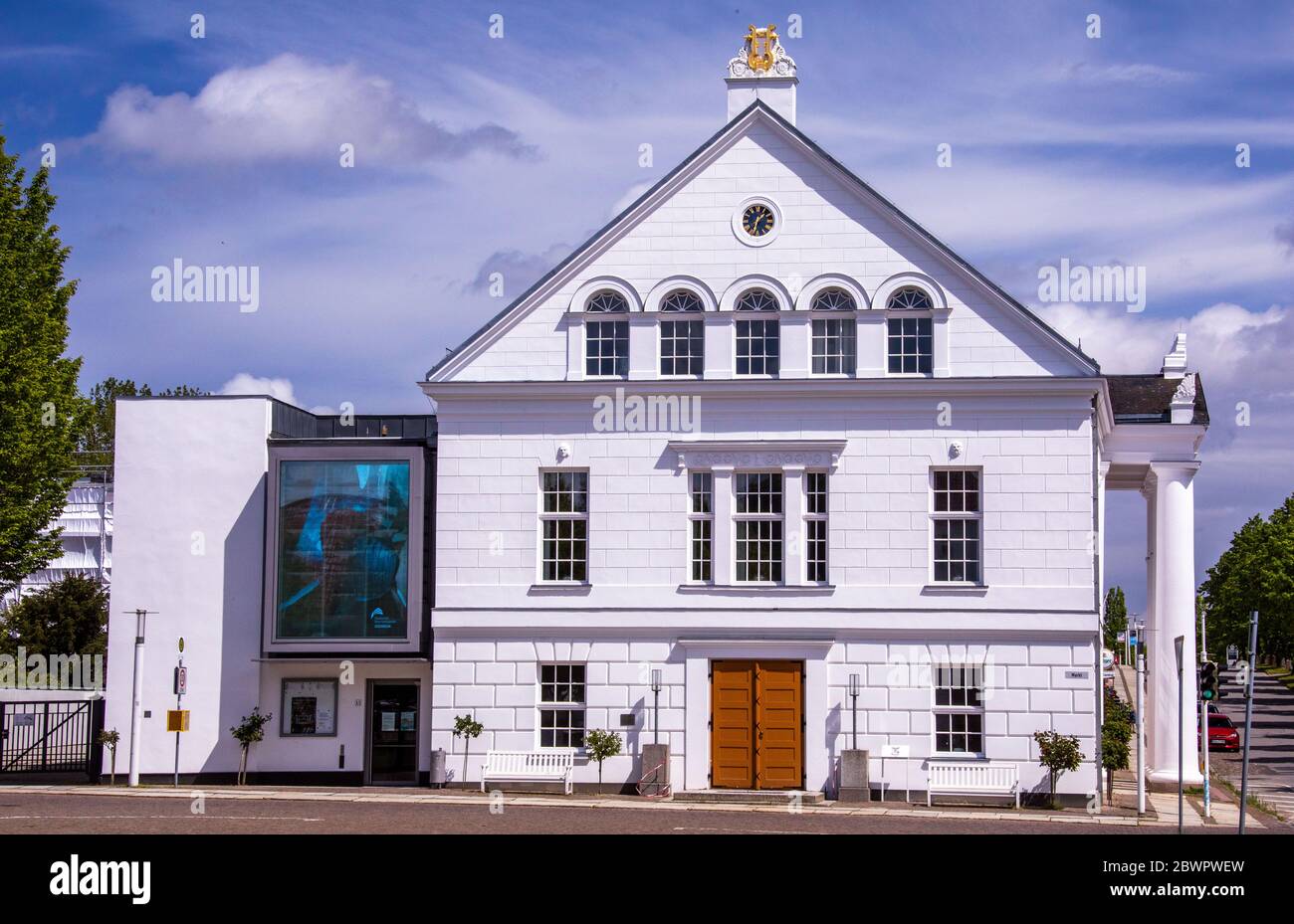 24. Mai 2020, Mecklenburg-Vorpommern, Putbus: Das Theater der Stadt Putbus auf der Insel Rügen. Vor fast 210 Jahren ließ Prinz Malte von Putbus den weiß glänzenden Musentempel als Fürstenspielhaus in seiner königlichen Residenz errichten. Aufgrund seiner langen Geschichte und architektonisch-historischen Bedeutung wurde das Theater in das Netz der "Historischen Theater Europastraße" aufgenommen. Das Theater Putbus ist nicht nur das nördlichste deutsche Theater, sondern auch der Verbindungspunkt zur Nordischen Route. Rügen ist flächenmäßig die größte deutsche Insel und mit einer Bevölkerung von Stockfoto