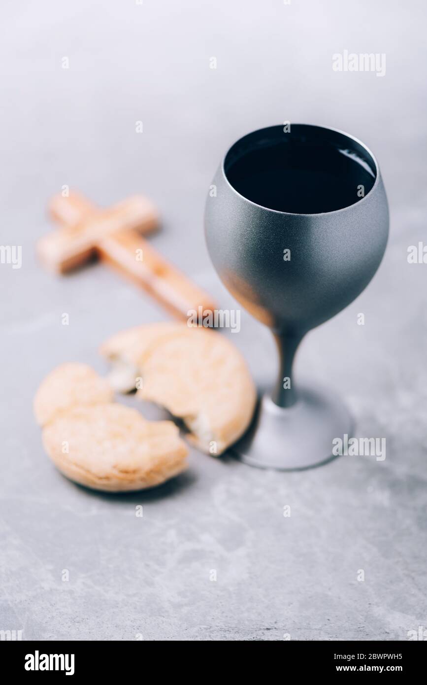 Ungesauertes Brot Kelch Mit Wein Holzkreuz Auf Grauem Hintergrund Christliche Kommunion Zur Erinnerung An Das Opfer Jesu Osterpassah Eucharistie Stockfotografie Alamy