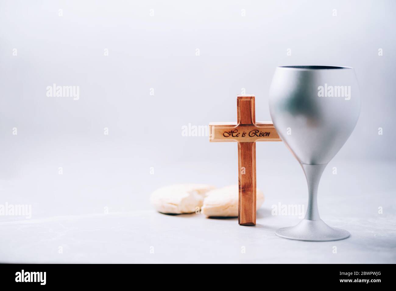 Gemeinschaft Stillleben. Ungesäuertes Brot, Kelch Wein auf grauem Hintergrund. Konzept der christlichen Kommunion zur Erinnerung an das Opfer Jesu. Ostern Stockfoto