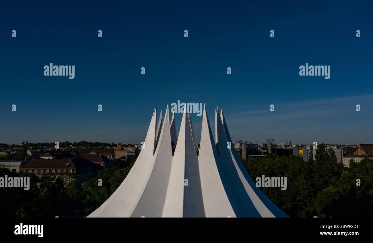 Berlin, Deutschland. Juni 2020. Die Spitzen des Zeltdaches des Tempodrom heben sich vom blauen Himmel ab. (Luftaufnahme mit einer Drohne) Quelle: Paul Zinken/dpa-zb-Zentralbild/dpa/Alamy Live News Stockfoto