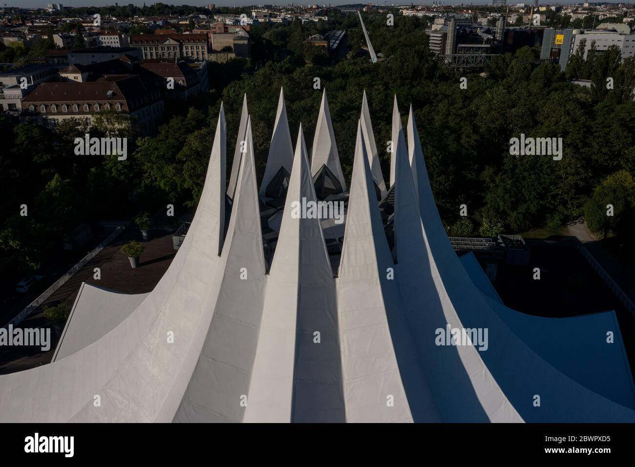 Berlin, Deutschland. Juni 2020. Die Spitzen des Zeltdaches des Tempodrom heben sich von den Bäumen ab. (Luftaufnahme mit einer Drohne) Quelle: Paul Zinken/dpa-zb-Zentralbild/dpa/Alamy Live News Stockfoto