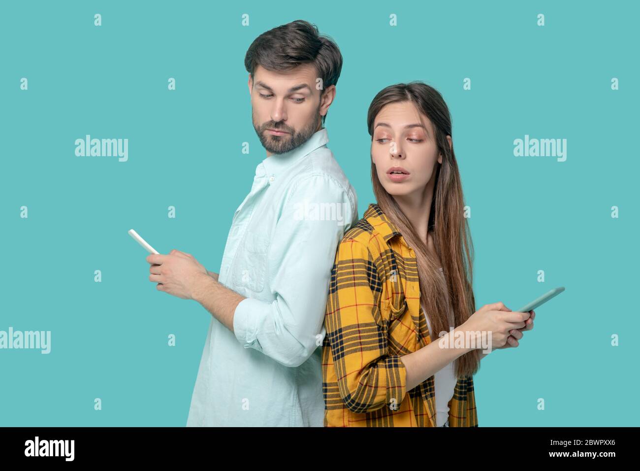 Mann und Mädchen stehen mit dem Rücken zueinander. Stockfoto