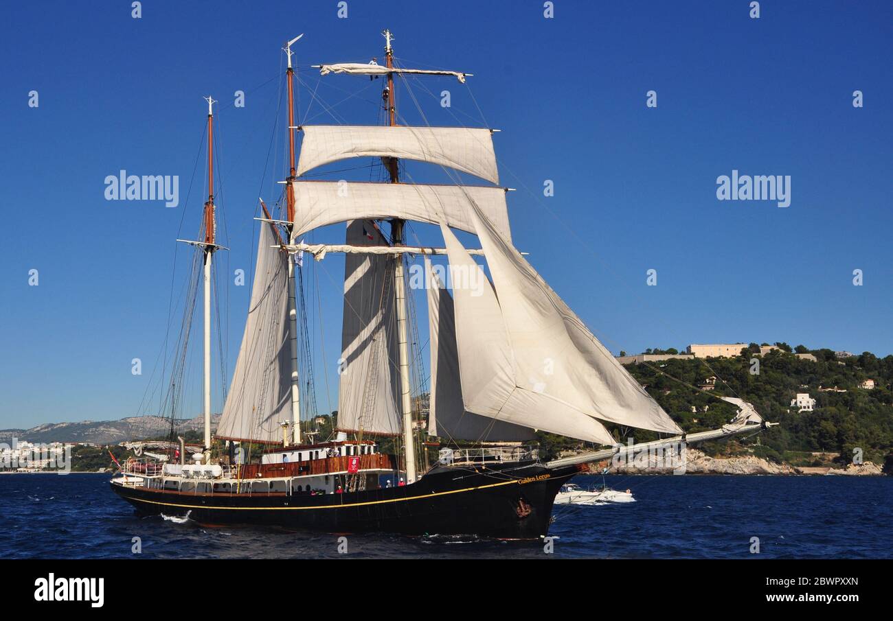 Holländischer Gulden Leeuw bei der Parade der legendären Segel im Hafen von Toulon Stockfoto