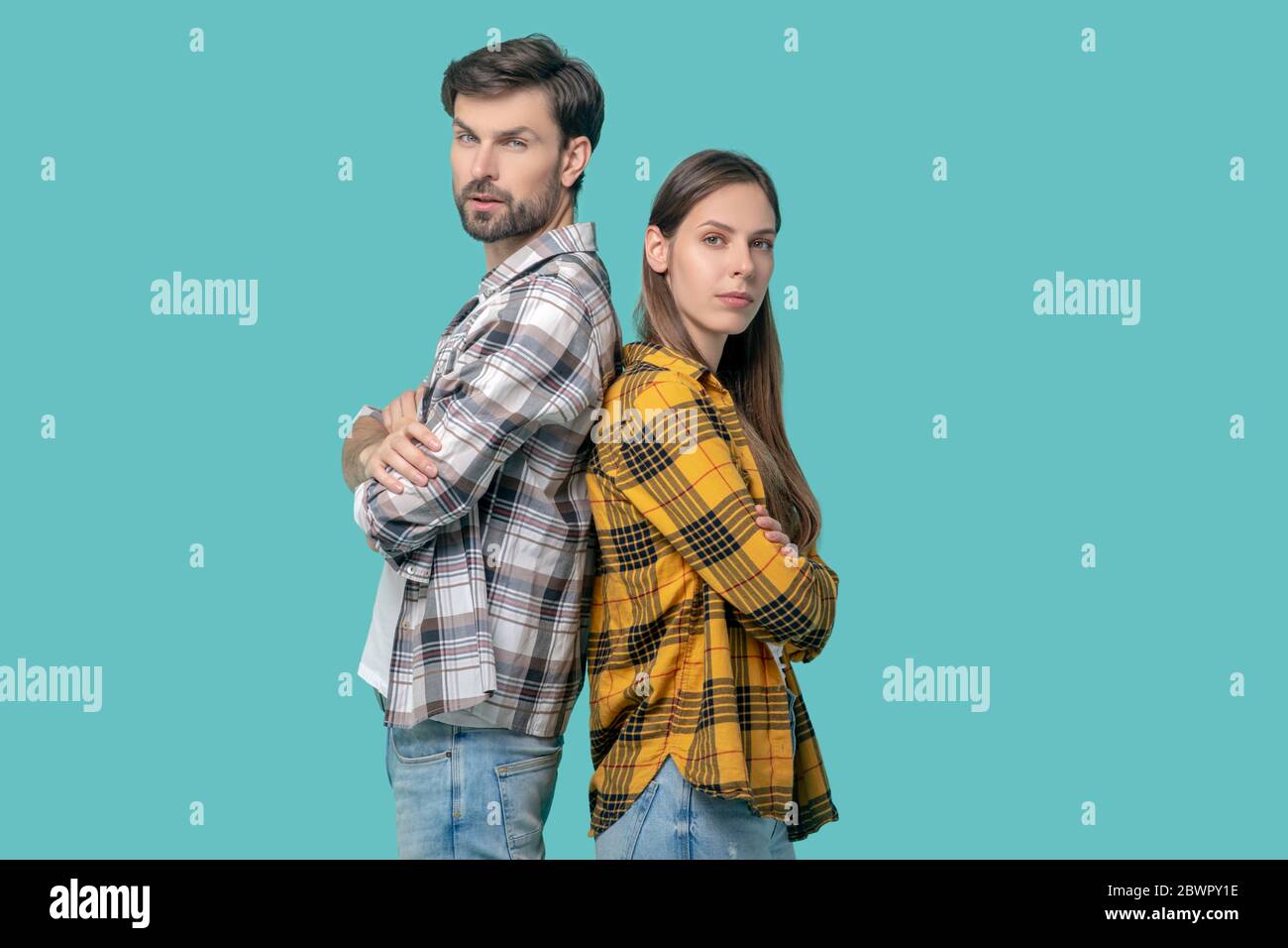 Mädchen und Mann stehen mit dem Rücken gefeilt Hände Stockfoto