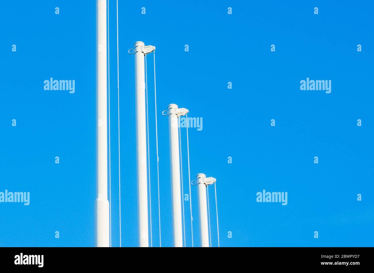 Fahnenstange ohne Flagge auf blauem Himmel Hintergrund Stockfoto