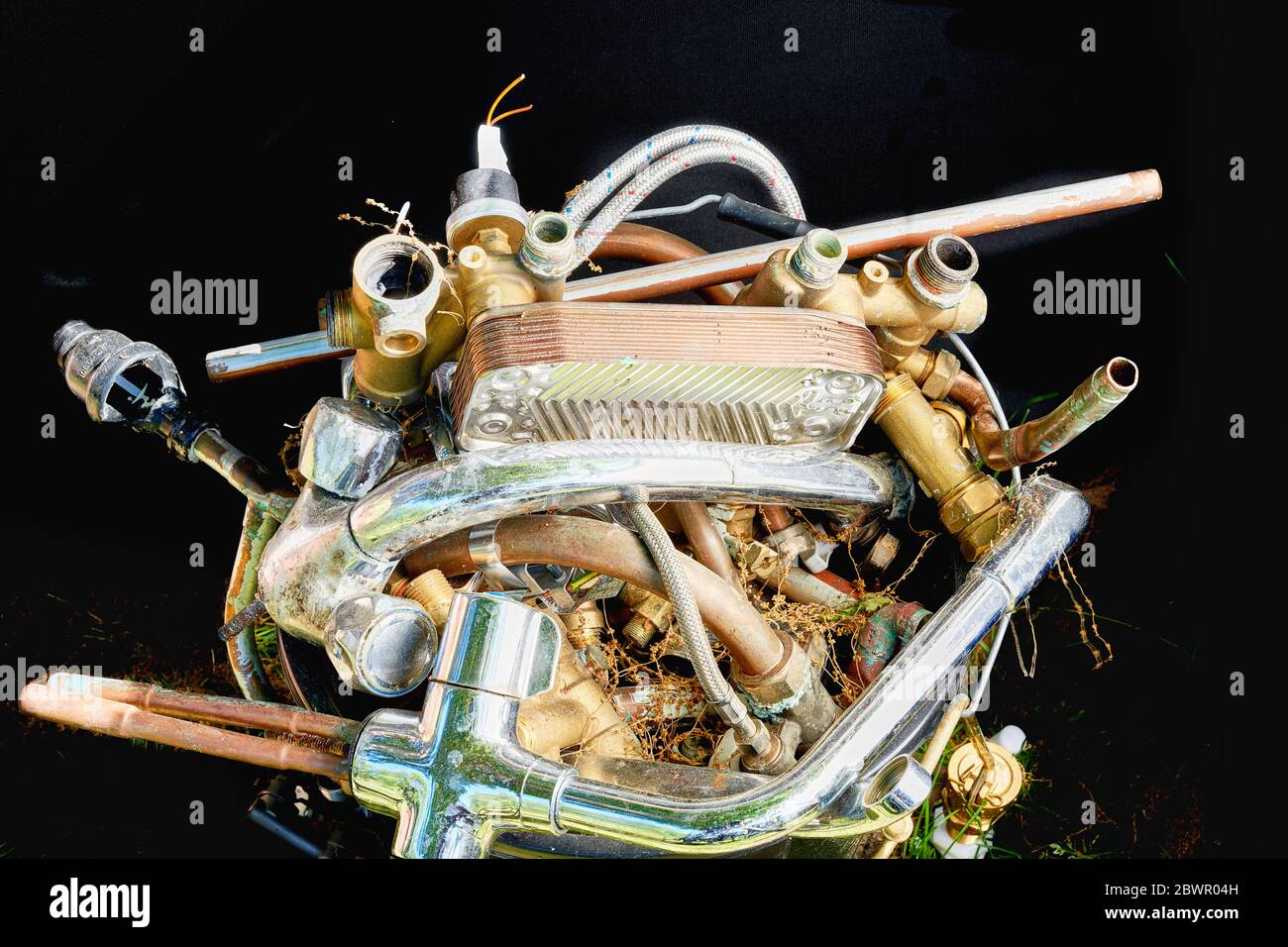 Sortiment an verschrotteten Metallrohrleitungen. Stockfoto