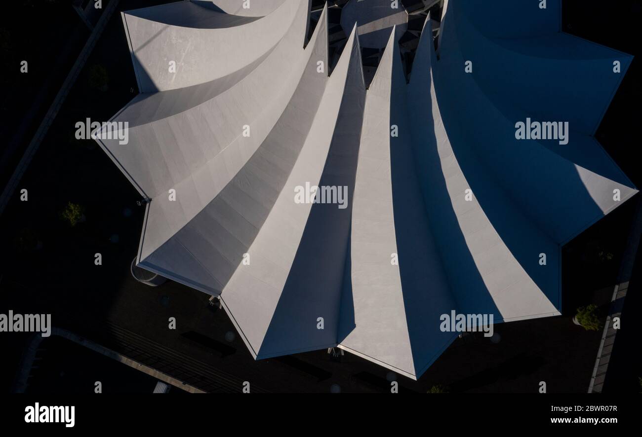 Berlin, Deutschland. Juni 2020. Die Spitzen des Zeltdaches des Tempodrom heben sich von den Bäumen ab. (Luftaufnahme mit einer Drohne) Quelle: Paul Zinken/dpa-zb-Zentralbild/dpa/Alamy Live News Stockfoto