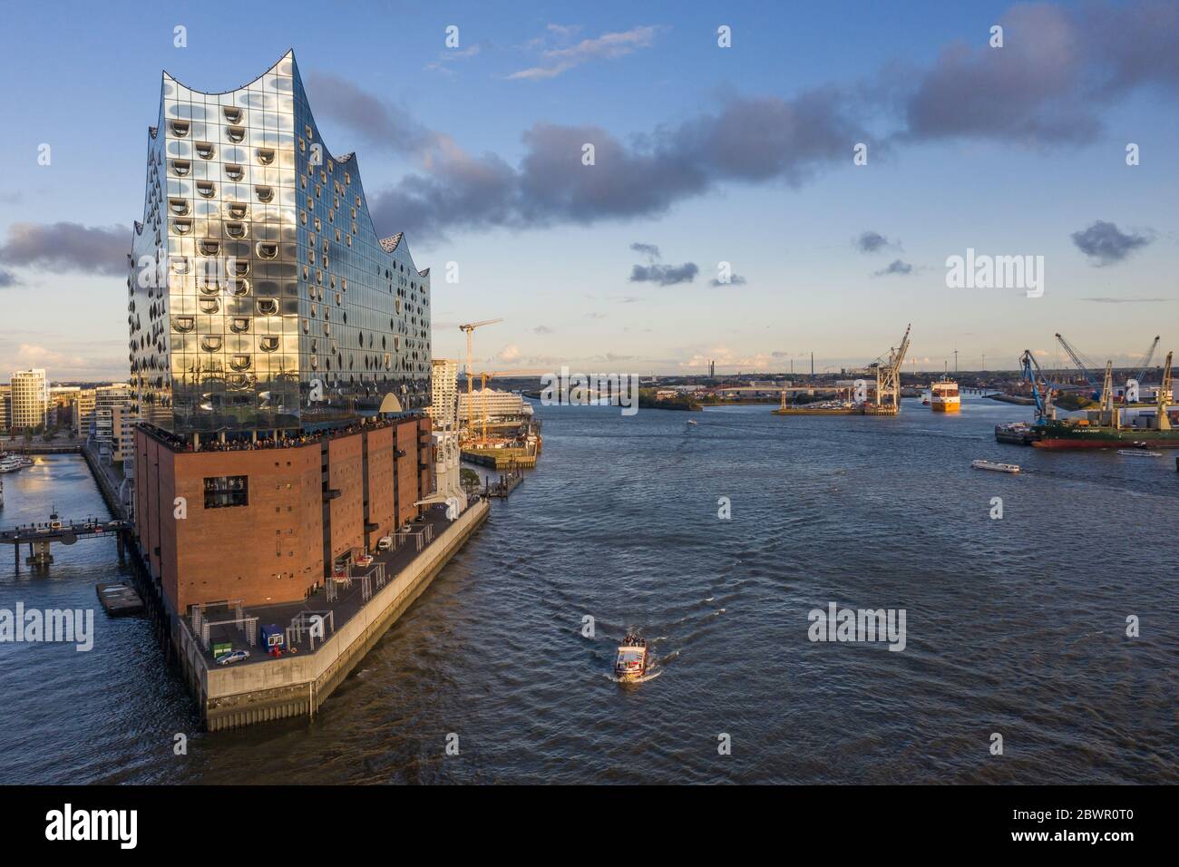 Die Elbphilharmonie ist ein Konzertsaal in der Hafencity Viertel und ein neues Wahrzeichen in Hamburg Stockfoto
