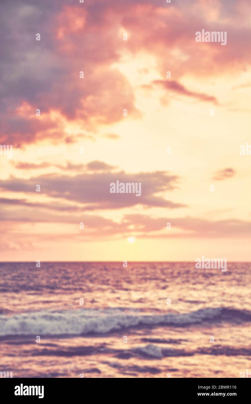 Verschwommenes Bild des Ozeans bei Sonnenuntergang, Sommerurlaub Hintergrund. Stockfoto