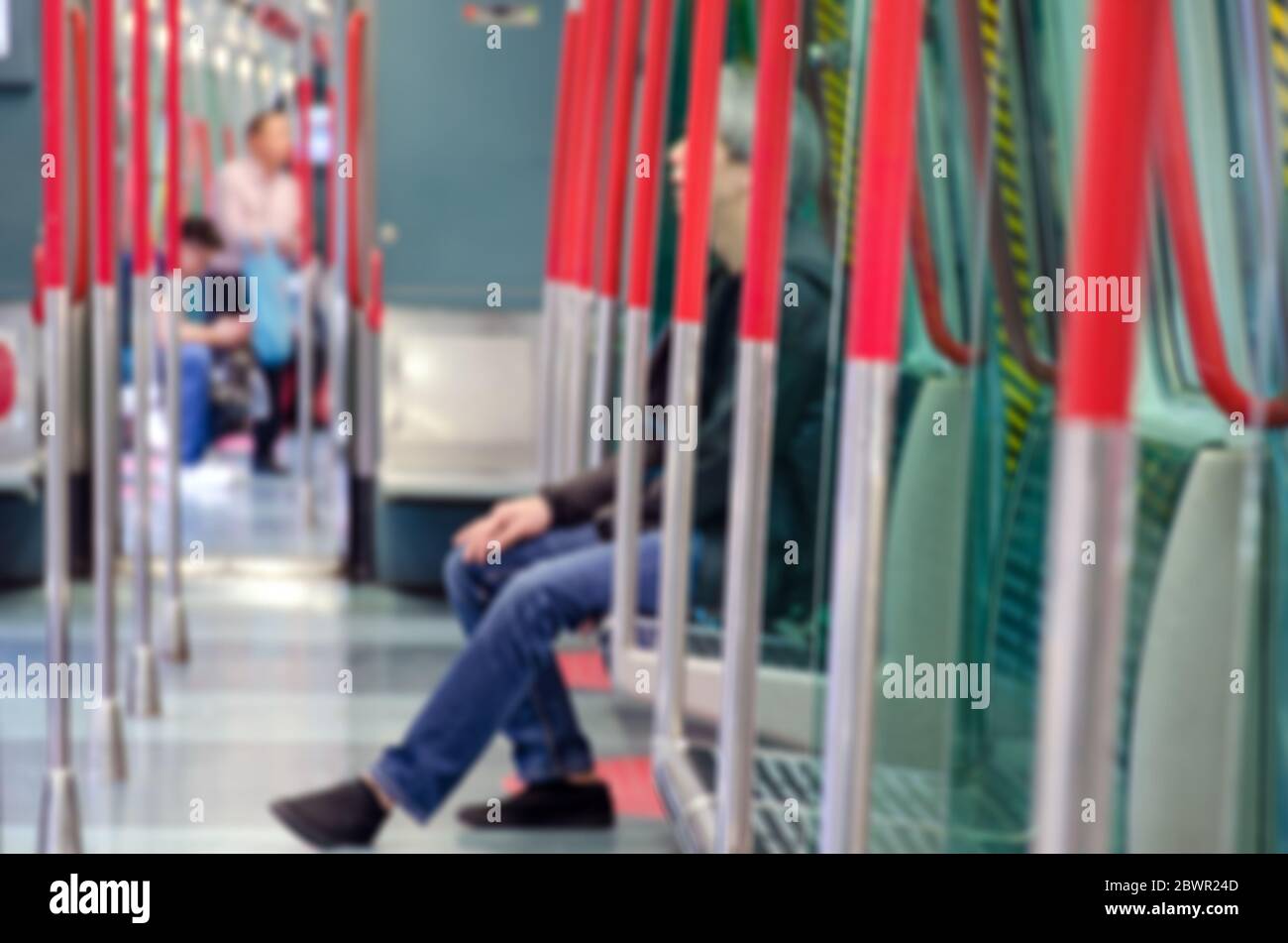 Unentschärft Menschen in einem U-Bahn-Auto. Im U-Bahn-Zug, Sitz und Handläufe, ein Mann in der gesamten Kutsche. Foto mit Unschärfe in Bewegung. Stockfoto