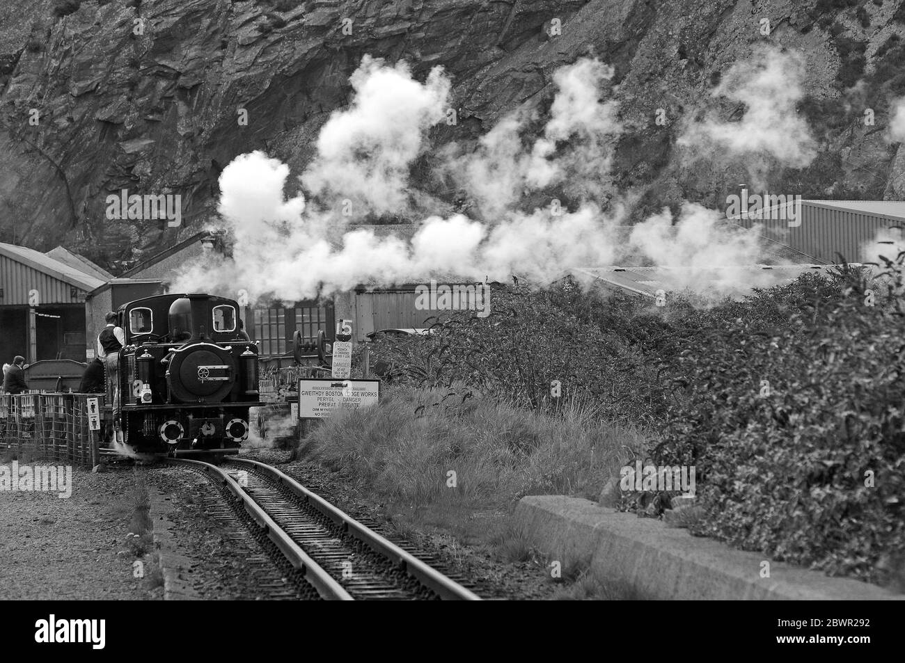 'Merddin Emrys' bringt einen Schieferzug aus Boston Lodge Yard und auf den Cob. Stockfoto