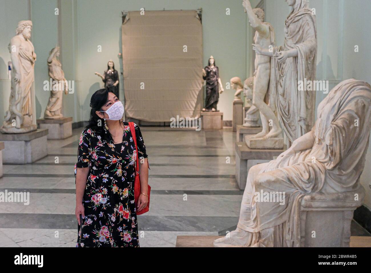 Phase 2, das Archäologische Museum von Neapel wird wieder eröffnet nach dem für den Notfall verhängten Aussichtspunkt COVID-19, alternative ein- und Ausstiegsrouten, Besucher tragen obligatorische Masken                                                                                        19 Besucher tragen obligatorische Masken Stockfoto