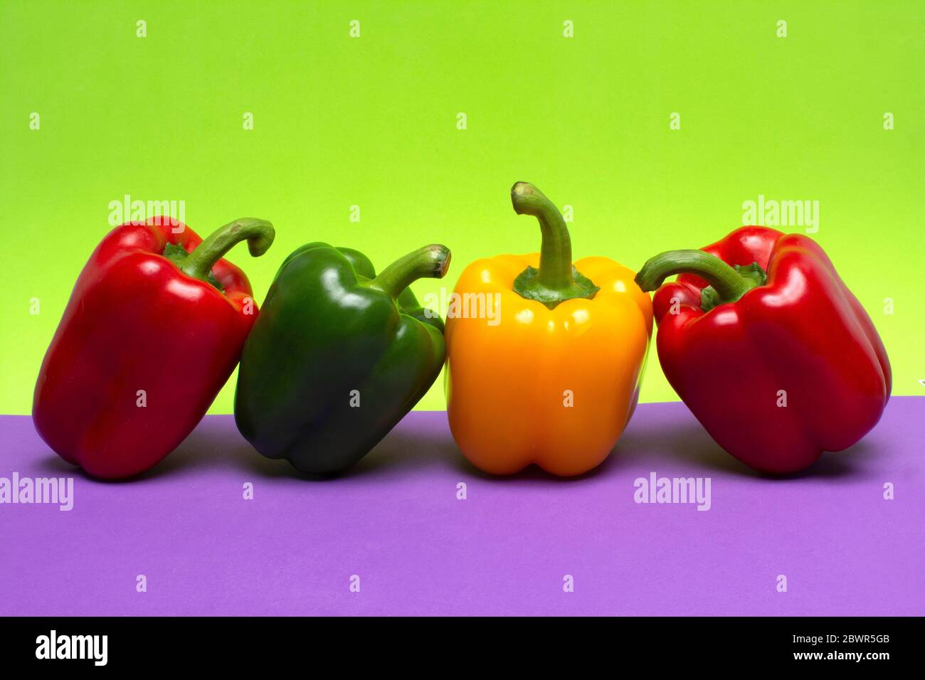 Schuss frischer Bio-roter, grüner und gelber Paprika Stockfoto
