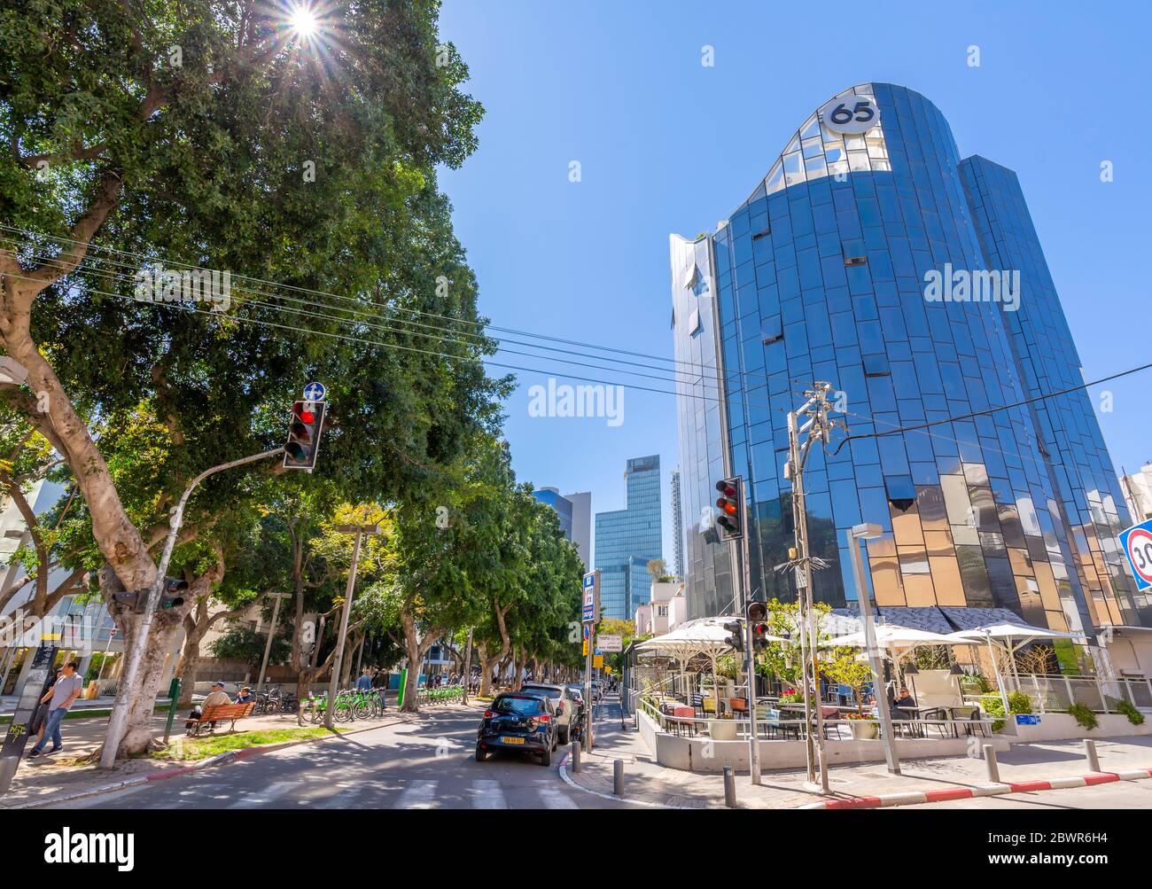 Blick auf zeitgenössische Architektur auf Rothschild Boulevard, Tel Aviv, Israel, Naher Osten Stockfoto