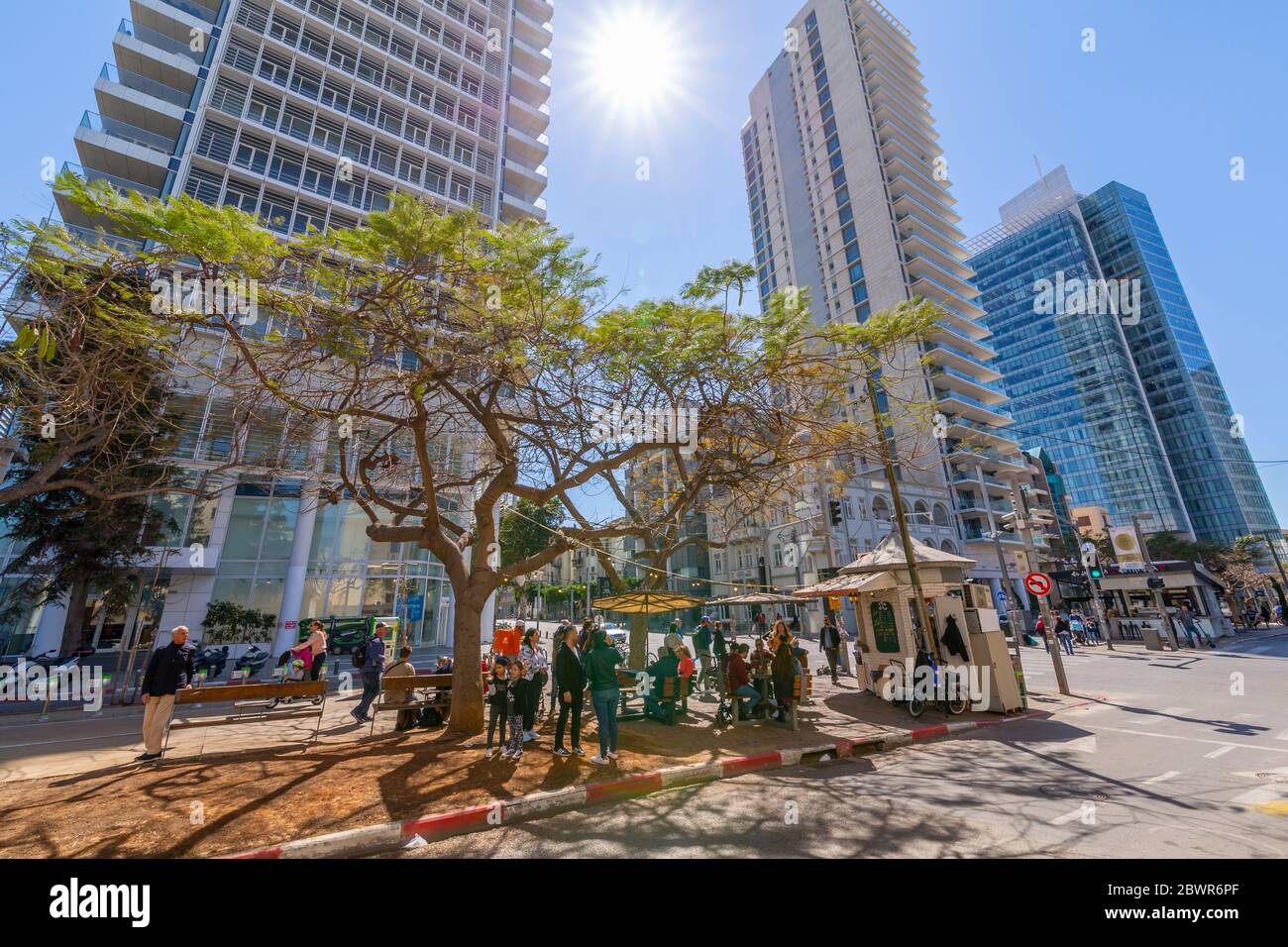 Blick auf zeitgenössische Architektur auf Rothschild Boulevard, Tel Aviv, Israel, Naher Osten Stockfoto