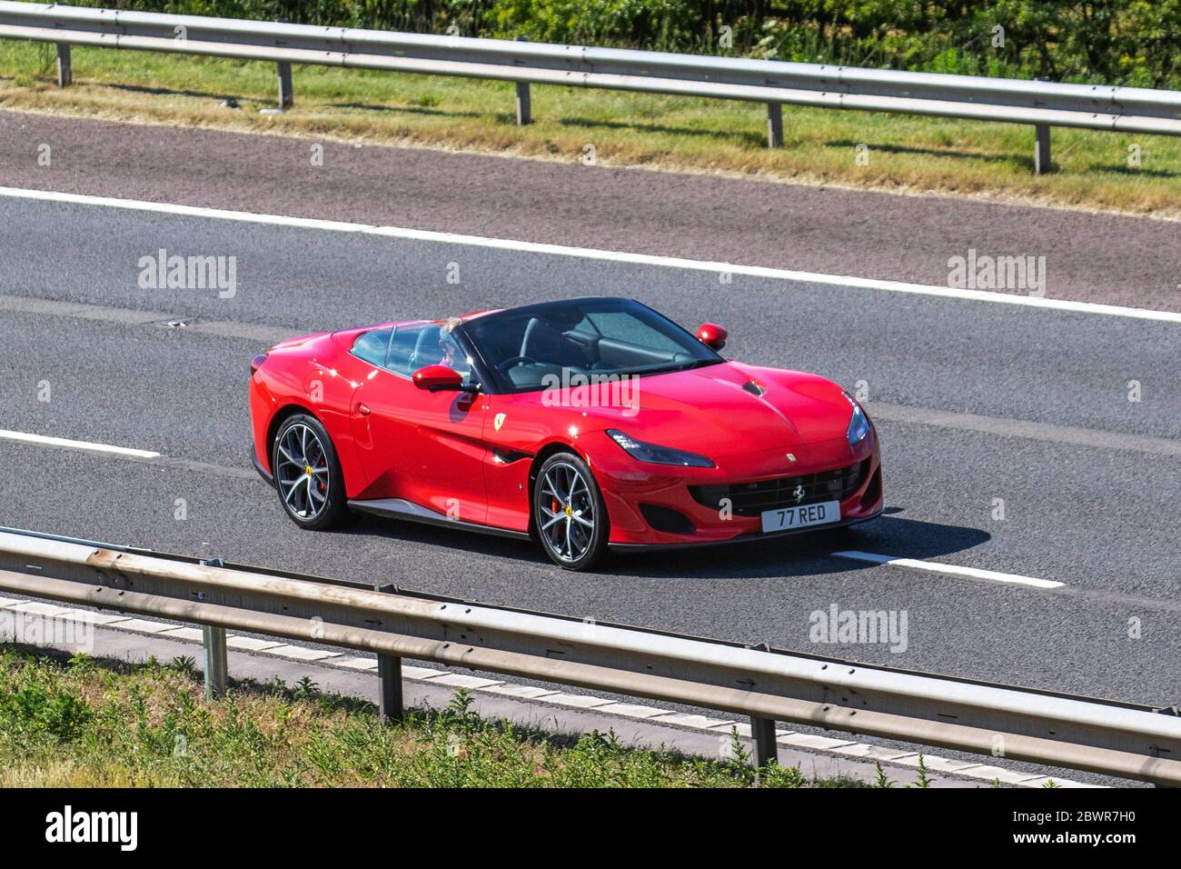 2020 rot Ferrari Portofino S-A; Fahrzeug Verkehr Moving Vehicles, Cabrios, Hardtop Cabrio, oben offen, Roadster, Cabriolets, Drop-Tops Autos Fahren Fahrzeug auf britischen Straßen, Motoren, Fahren auf der Autobahn M6 Stockfoto